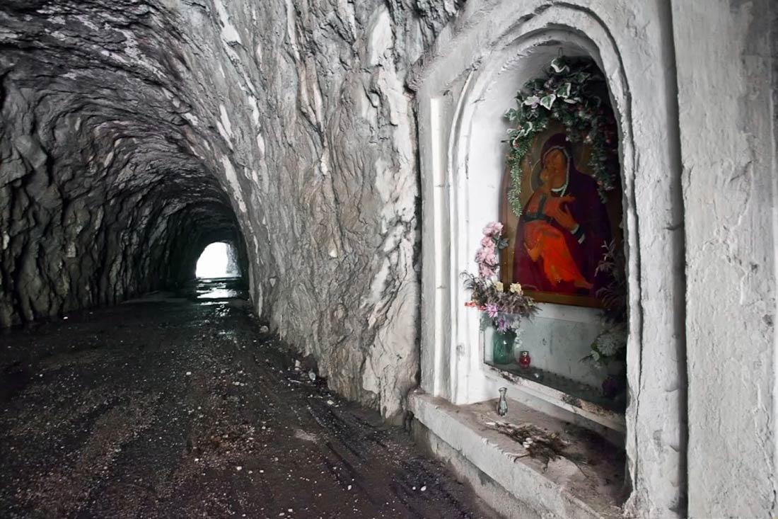 Заброшенная дорога на Красную Поляну - алтарь с иконой и лампадками